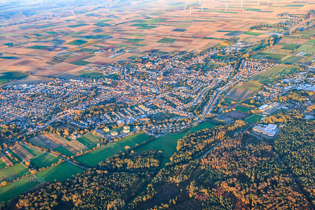 Luftbild: Stadtübersicht von Westen in Herxheim bei Landau im Bundesland Rheinland-Pfalz in Deutschland. Foto: IMG_60782.jpg vom 31.10.2013 durch Werner Riehm/FLY-FOTO.deAuflösung des Originals: 4752 x 3168 px