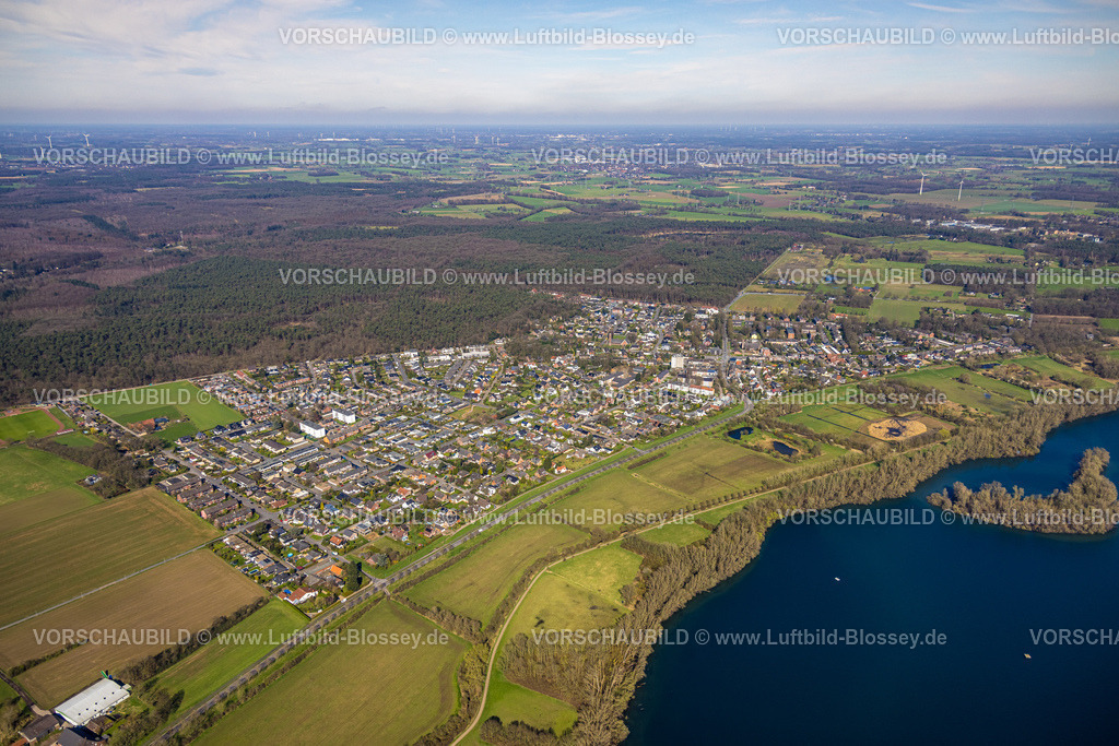 Wesel240311056 | Luftbild, Wohngebiet Ortsansicht Ortsteil Flüren und Waldgebiet Diersfordter Wald Naturschutzgebiet, Fernsicht, Flüren, Wesel, Nordrhein-Westfalen, Deutschland
