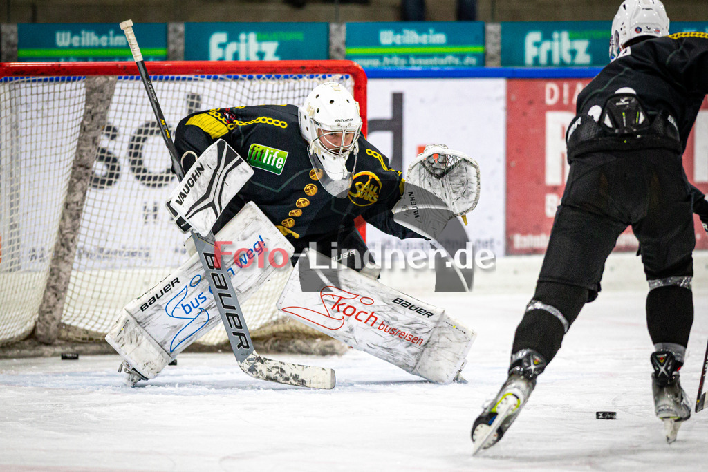 TSV Peißenberg MINERS gegen TEV Miesbach | Eishockey Bayernliga Herren Vorrunde 2024/25, TSV Peißenberg MINERS gegen TEV Miesbach, 20241201,Hannes KIEFER (MINERS Goali 32) beim Aufwärmen,2024-12-01 in Peißenberg (Eisstadion Peißenberg)Hannes KIEFER (MINERS Goali 32)Copyright: WolfgangxLindner