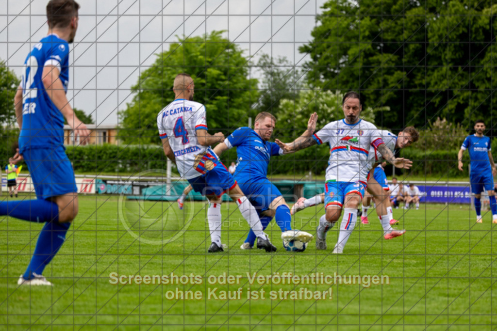20250601_151555_0116 | Michael Renner (1.FC Eislingen #09)1.FC Eislingen (blau) vs. AC Catania Kirchheim (weiß), Fußball, Bezirksliga - Bezirk Neckar/Fils, 29. Spieltag, Saison 2024/2025, Rasenplatz, Eichbachstation, Haldenstraße, 73054 Eislingen, 01.06.2025 - 15:00 Uhr,Foto: PhotoPeet-Sportfotografie/Peter Harich