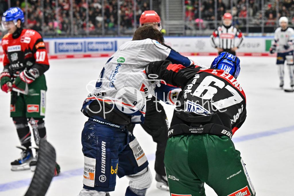 Augsburger Panther - Iserlohn Roosters | Kampf zwischen Johannes HUSS (Iserlohn Roosters 55) und Florian ELIAS (Augsburger Panther #67) / Faustkampf / fliegende Faeuste / Fight / DEL: Augsburger Panther - Iserlohn Roosters, Curt Frenzel Stadion am 17.11.2024