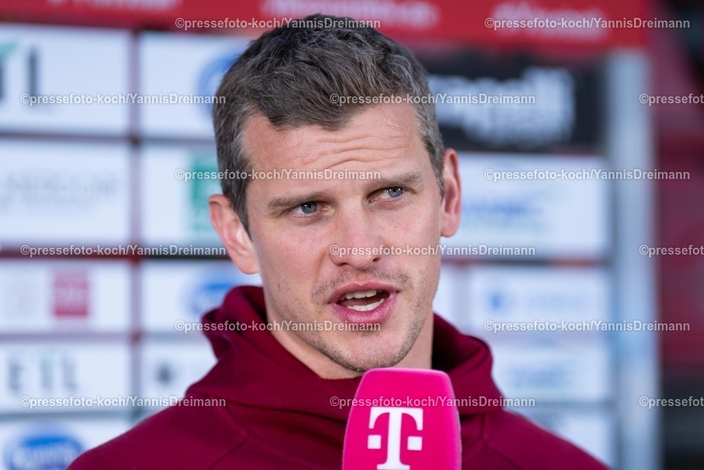 xydr05042501002 | 05.04.2025, xydrx, Fußball, Viktoria Köln - SpVgg Unterhaching , 3.Liga, Sportpark Höhenberg, Saison 2024 2025: Sven Bender (Cheftrainer SpVgg Unterhaching) DFB regulations prohibit any use of photographs as image sequences and or quasi-video.