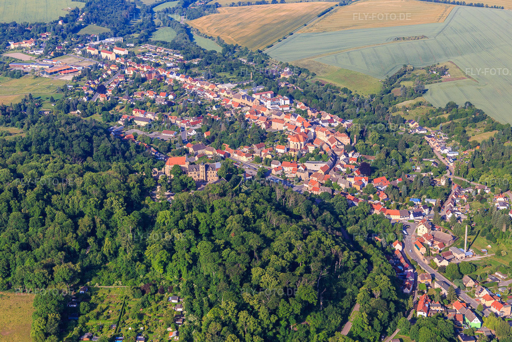Luftbild: Ortsansicht aus Nordosten in Mansfeld im Bundesland Sachsen-Anhalt in Deutschland. Foto: IMG_148115.jpg vom 12.06.2025 durch Werner Riehm/FLY-FOTO.de