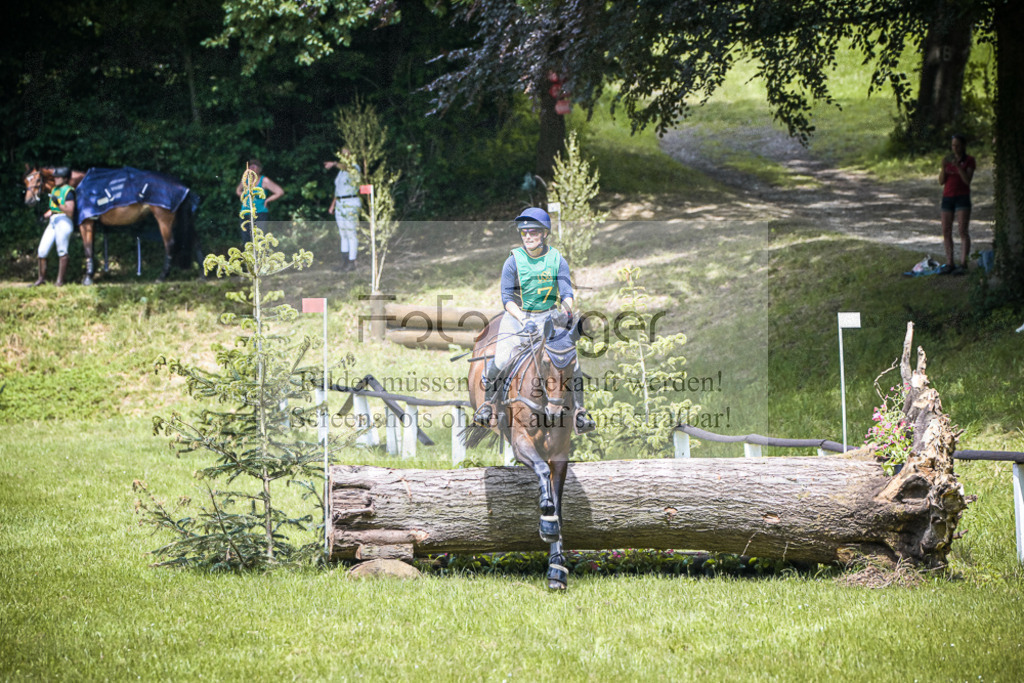 DOS_6822 | Entdecke hochwertige Reitturnierfotos von Foto Oger. Professionell, emotional und authentisch – jetzt Lieblingsmomente im Shop bestellen.Deutschlandweite Turnierfotografie. - Realisiert mit Pictrs.com