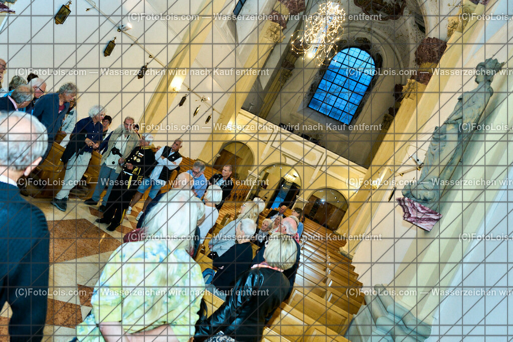 ALP3894_Jeanne de Ferrette_Kranzniederlegung_Grabplatte_Hildebrand | (C)FotoLois.com, Alois Spandl, 700stes Hochzeitsjubiläum - Albrecht II. mit Johanna von Pfirt in Thann (FR) im März 2024. Empfang des Organistionskommitees aus der Region Ferrette (Pfirt)/Thann aus dem Elsass mit Empfang durch die Stadtgemeinde und Bezirkshauptmannschaft Scheibbs im Schloss Scheibbs und anschließender Kranzniederlegung in der Kartausenkirche über der Krypta des Gründerehepaares durch Mitglieder des Templer Ordens im Beisein von Mitgliedern der Goldhaubengruppen, Fr 22. September 2023.