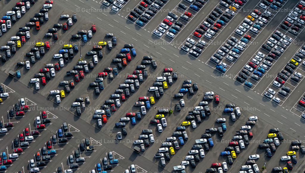 4030597 | BREMERHAVEN 01.06.2020 Parkplatz und Abstellfläche für Automobile - PKW am Überseehafen in Bremerhaven im Bundesland Bremen, Deutschland. // Parking and storage space for automobiles on Ueberseehafen in Bremerhaven in the state Bremen, Germany. Foto: Gerhard Launer