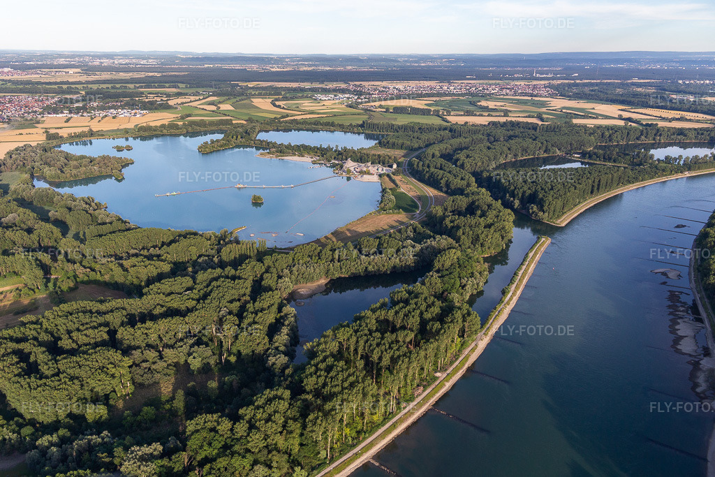 Luftbild: Badesee Giesen Liedolsheim im Ortsteil Liedolsheim in Dettenheim im Bundesland Baden-Württemberg in Deutschland. – Foto: IMG_133420.jpg vom 12.07.2022 durch Werner Riehm/FLY-FOTO.de – Auflösung des Originals: 5040 x 3360 px – Logo der Hirsch & Wölfl GmbH