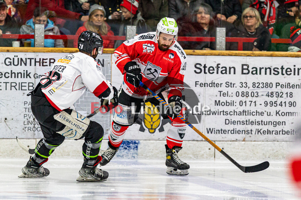 Spiel 3 Finale TSV Peißenberg Miners vs EHC Königsbrunn | Eishockey Bayernliga Playoffs 2023/2024, Spiel 3 Finale TSV Peißenberg Miners vs EHC Königsbrunn, 20240328,
Duell zwischen Florian SIMON (Miners 11) und Mika REUTER (EHC 28),
2024-03-28 in Peißenberg (Eisstadion)
11 Florian SIMON (Miners 11), 28 Mika REUTER (EHC 28)
Copyright: WolfgangxLindner foto-lindner.de