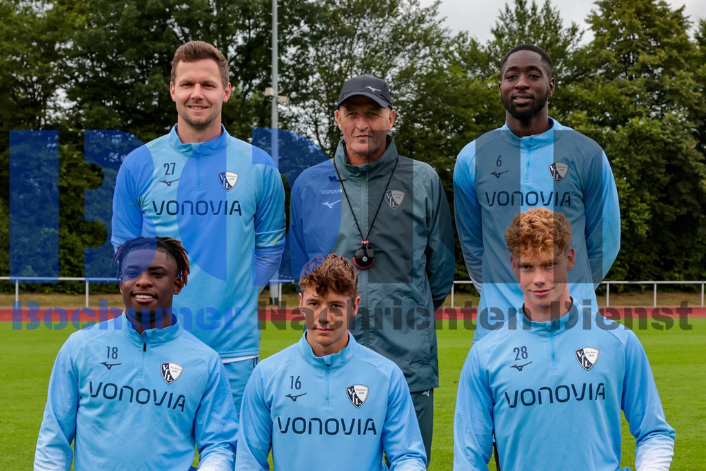 1. Fussball Bundesliga:  Trainingsauftakt VfL Bochum 1848 {date} -  | {headline}(Foto: Sebastian Sendlak / BOND)DFL regulations prohibit any use of photographs as image sequences and/or quasi-videos. - Realisiert mit Pictrs.com