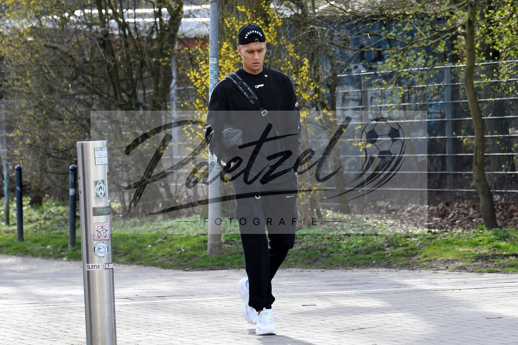 20200318_TRASVW_0053 | Fussball, Herren: Davie Selke (Werder Bremen) schaut auf dem Weg zum Leistungstest im wohninvest Weserstadion am 18.03.2020 in Bremen, Deutschland. - Realisiert mit Pictrs.com