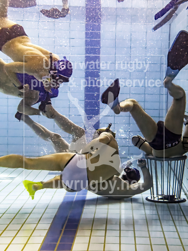 Unterwasser-Rugby Torangriff | Weißer Unterwasser-Rugby-Spieler kurz vor dem Angriff des blauen Torwarts.  - Realisiert mit Pictrs.com
