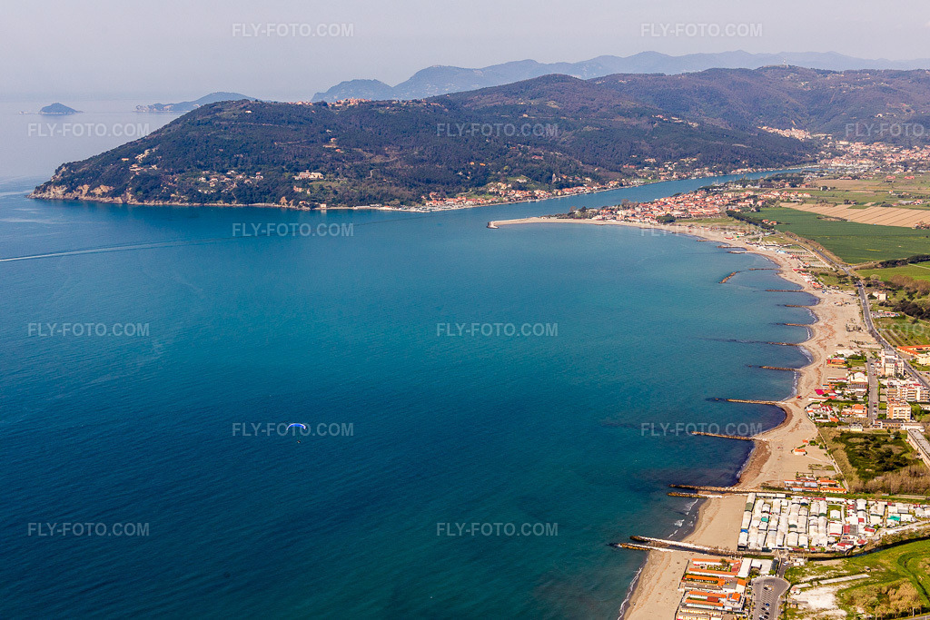 Aerial view: Shore areas along the mouth of the Magra River into the Mediterranean Sea in Marinella di Sarzana in Liguria in the district Tenuta di Marinella in Sarzana in the state La Spezia, Italy. – Photo: IMG_087125.jpg taken on 04/04/2016 by Werner Riehm/FLY-FOTO.com – Resolution of the original: 5472 x 3648 px