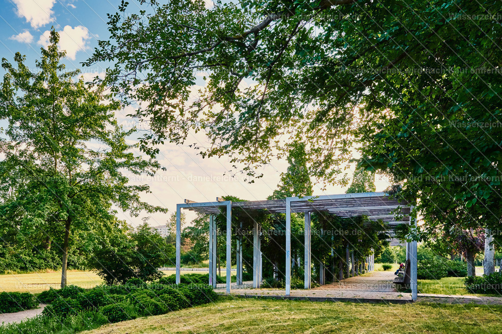 Leipzig Grünau – Pergola im Schönauer Park (Sommer 2021) | Leipzig Grünau – Pergola im Schönauer Park (Sommer 2021) - Realisiert mit Pictrs.com