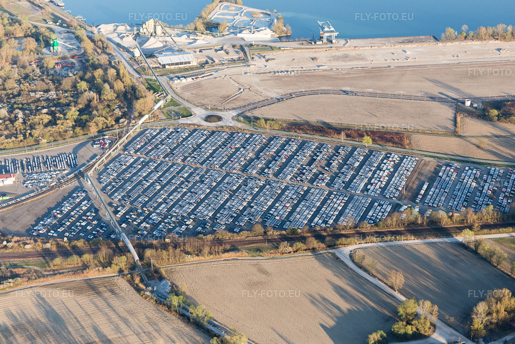 Vue aérienne: ARCHICUB - Aire de stationnement pour l'importation de camions et de voitures par Walon à Lauterbourg dans le département Bas Rhin, France.Photo: IMG_097868.jpg prise le 27/03/2017 par Werner Riehm/FLY-FOTO.euRésolution de l'original: 5472 x 3648 pxSolutions logistiques pour l'industrie: