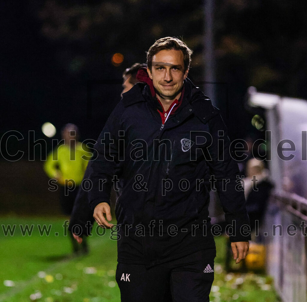 2023-10-27_022_VfB_Hallbergmoos_gegen_FC_Schwaig | Hallbergmoos, Deutschland, 27.10.2023:
Fußball, Landesliga Südost 2023 / 2024, 18. Spieltag, VfB Hallbergmoos gegen FC Schwaig, Endergebnis: 2:3

Trainer Anselm Küchle (VfB Hallbergmoos)

Foto: Christian Riedel / fotografie-riedel.net