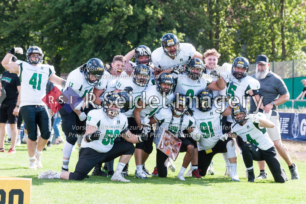 American Football, Saison 2022, Regionalliga Nord, Hamburg Blue Devils - Oldenburg Knights, Dr.-Hermann-Schnell-Sportplatz (Hamburg), 06.08.2022, 07. Gameweek | Die Defense jubelt nach der Interception von Ikenna Ukachu, der sich symbolisch ein Essenstablett umgehängt hat. 

Im Bild (v.l.n.r.): 
oben / hintere Reihe: Robin Schick (#41, Oldenburg, DL), Lukas Baarts (#12, Oldenburg, LB), Jonas Trienen (#54, Oldenburg, DB), Tafilj Colakovic (#9, Oldenburg, DE), Can Geißler (#52, Oldenburg), Maarten Falkenstem (#11, Oldenburg), Nils Timmermann (#55, Oldenburg) 
mittlere Reihe: Philip Drews (#31, Oldenburg, DB), Timo Löffler (#14, Oldenburg, DB), Tafilj Colakovic (#9, Oldenburg, DE) 
unten knieend: Konstantin Budde (#50, Oldenburg), Ikenna Ukachu (#5, Oldenburg, DB), Jannik Birk (#91, Oldenburg, LB), Hauke Liebe (#4, Oldenburg, DE)