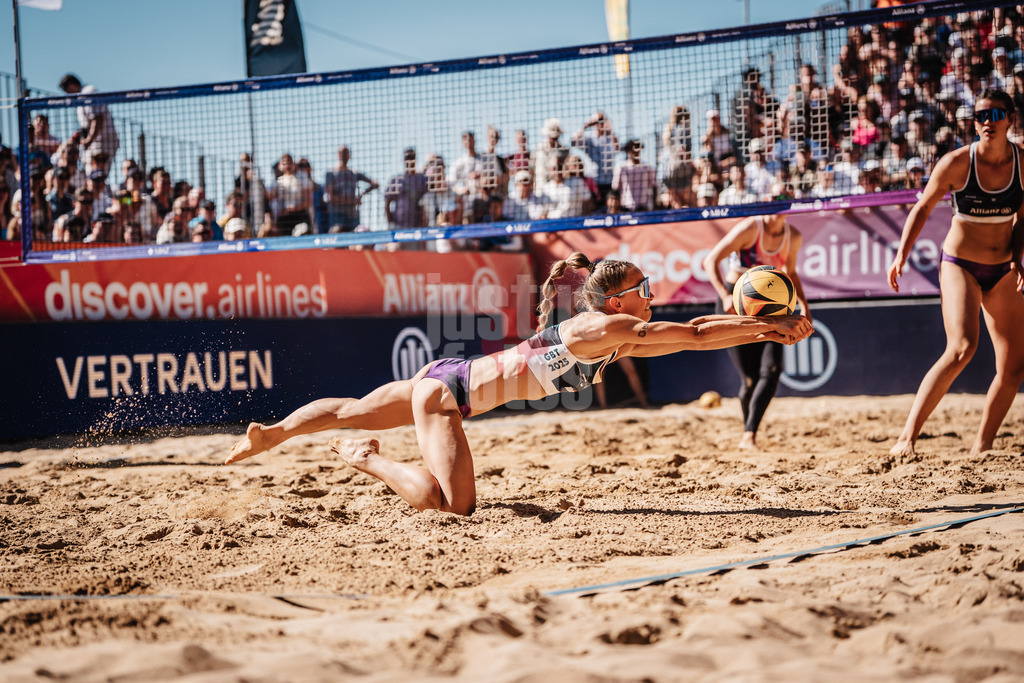 Beachvolleyball | Frauen | Allianz German Beach Tour 2025 | Tourstop Düsseldorf | 11.05.2025 | Paula Schürholz springt zum Ball
