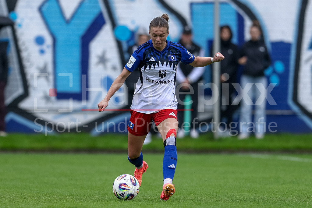 Fussball, Testspiel Frauen, Hamburger SV - FC Viktoria Berlin | Annalena Wucher (Hamburger SV, 15) am Ball, Freisteller, Einzelbild, Ganzkörper, Aktion, Action, Spielszene