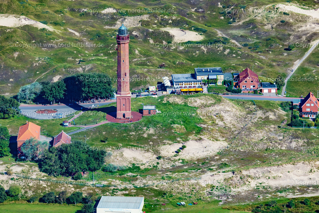Norderney_Leuchtturm_ELS_6074050923 | NORDERNEY 05.09.2023 Leuchtturm in der Dünenlandschaft der Insel Norderney im Bundesland Niedersachsen. // Illuminated tower in the dunes of the island of Norderney in Lower Saxony. Foto: Martin Elsen