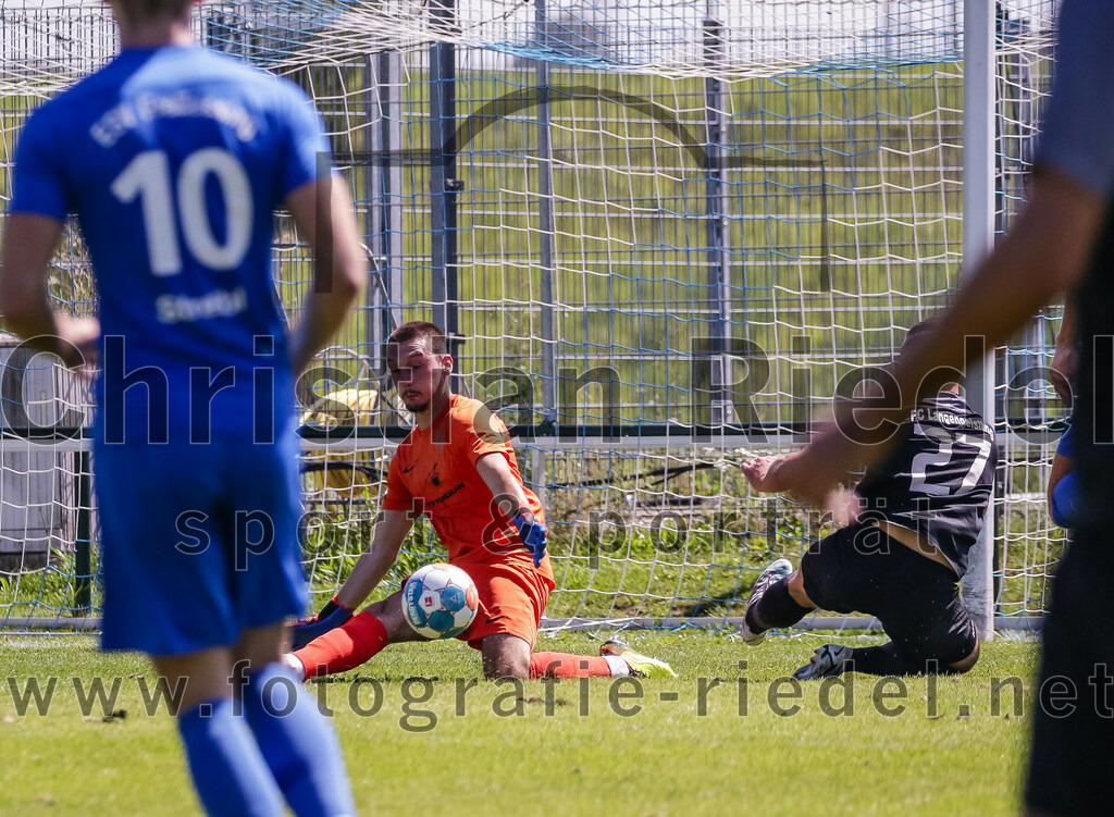 2023-08-12_020_FC_Langengeisling_gegen_ESV_Freilassing | Erding, Deutschland, 12.08.2023:
Fußball, Bezirksliga Oberbayern Ost 2023 / 2024, 4. Spieltag, FC Langengeisling gegen ESV Freilassing, Endergebnis: 2:1

Torwart Matej Markovic (ESV Freilassing, #34), Maximilian Birnbeck (FC Langengeisling, #27)

Foto: Christian Riedel / fotografie-riedel.net