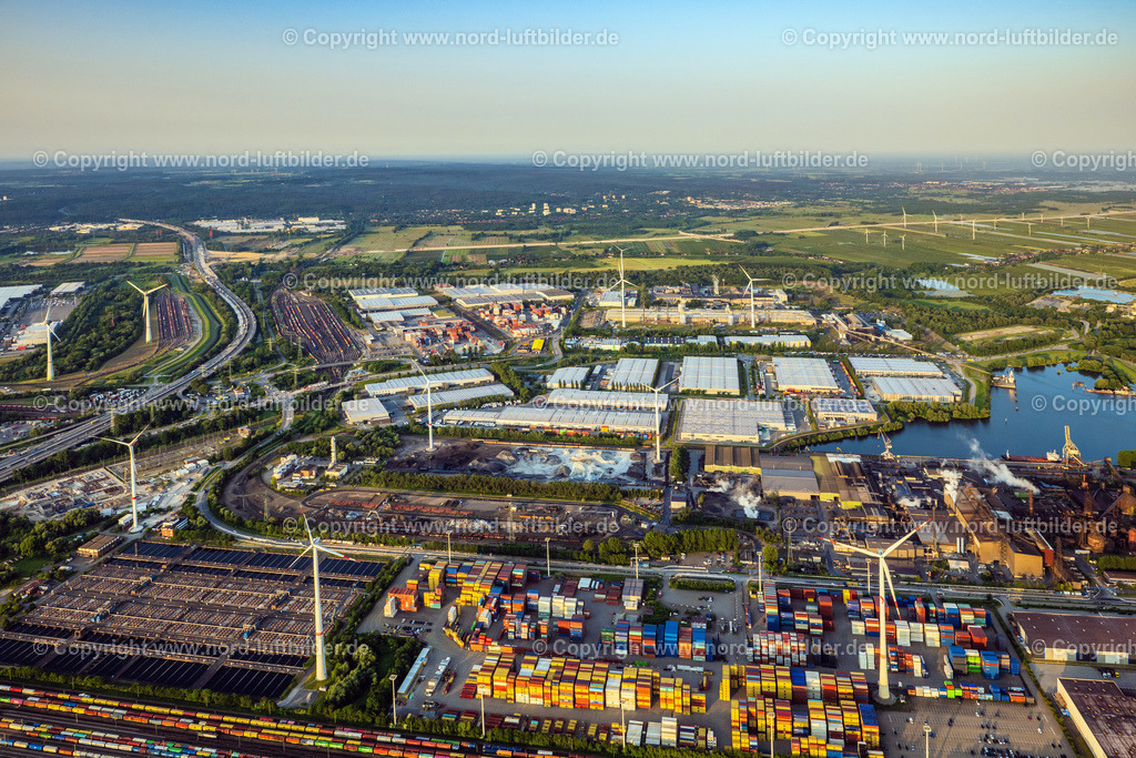 Hamburg_Waltershof_Logistic_Park_Finkenwerderstrasse_ELS_2936050623 | HAMBURG 05.06.2023 Industriegebiet und Container Terminals mit Güterbahnhof entlang der Bundesautobahn A7 im Stadtteil Altenwerder in Hamburg. // Industrial area and container terminals along motorway A7 in the Altenwerder part of Hamburg in Germany. Foto: Martin Elsen