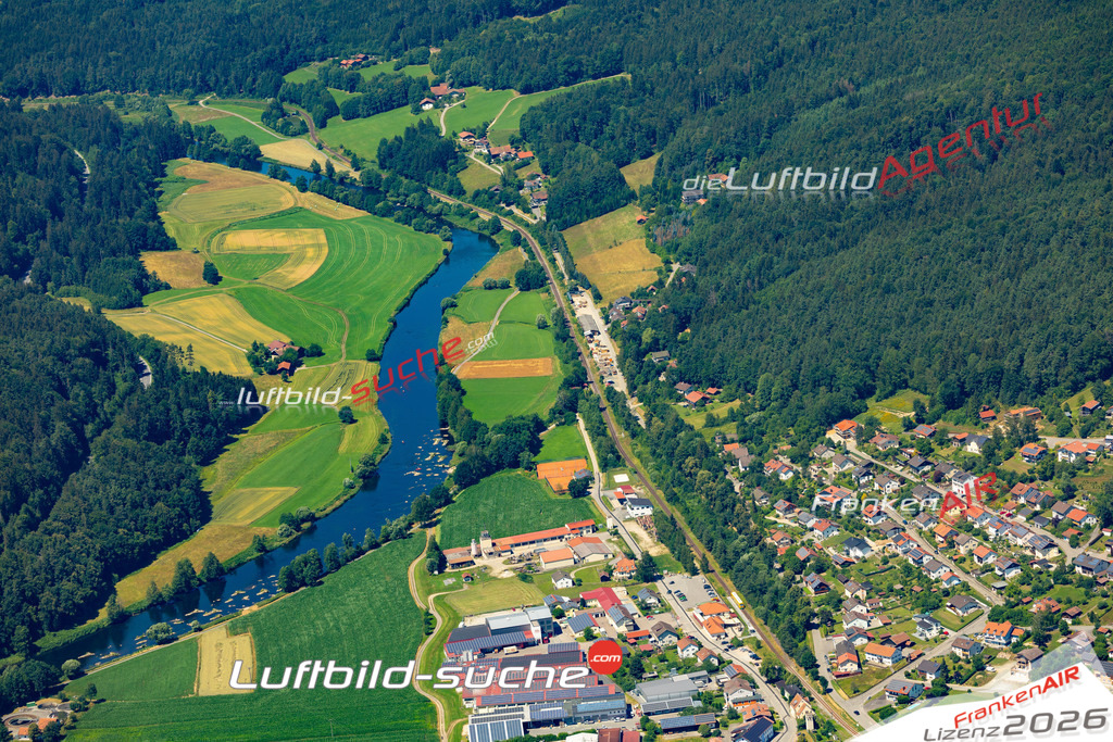 Das Luftbild der Stadt Miltach wurde 2022 vom Flugzeug heraus erstellt (keine Drohnen-Aufnahmen) Aufnahmehöhe ca.450 Meter- hohe Bildauflösung und Druck-Qualität. Garantiert!