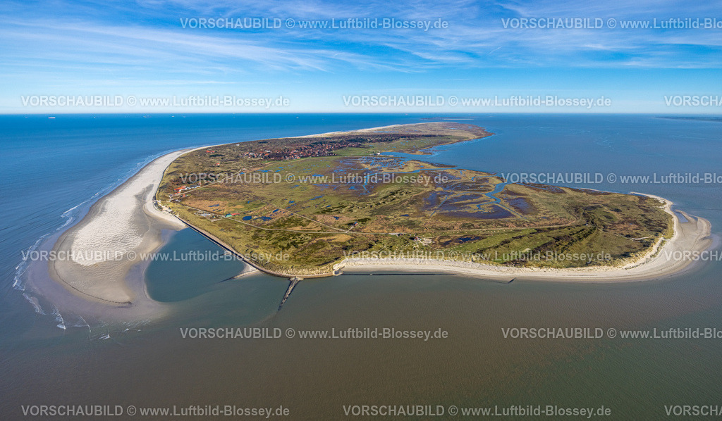 Wittmund251105719Spiekeroog | Luftbild, Gesamtansicht Ostfriesische Insel Spiekeroog, Westergroen Gebiet und Hafen mit Fähranleger, Fernsicht und blauer Himmel mit Horizont, Spiekeroog, Norddeutschland, Ostfriesland, Niedersachsen, Deutschland