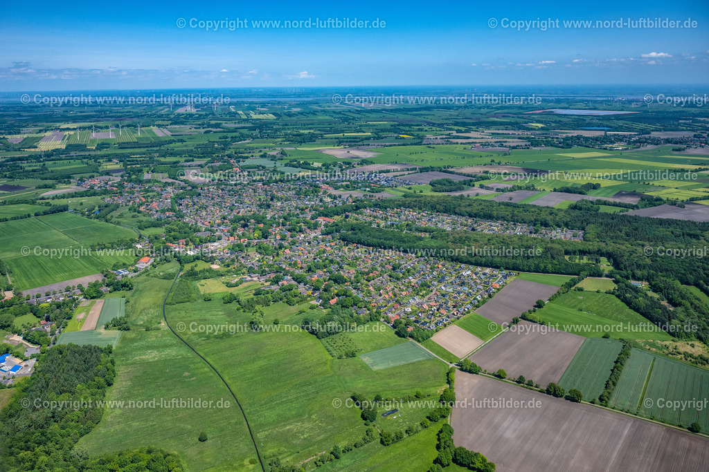 Himmelpforten_ELS_8384280523 | HIMMELPFORTEN 28.05.2023 Ortsansicht der Straßen und Häuser der Wohngebiete in Himmelpforten im Bundesland Niedersachsen, Deutschland. // Town View of the streets and houses of the residential areas in Himmelpforten in the state Lower Saxony, Germany. Foto: Martin Elsen