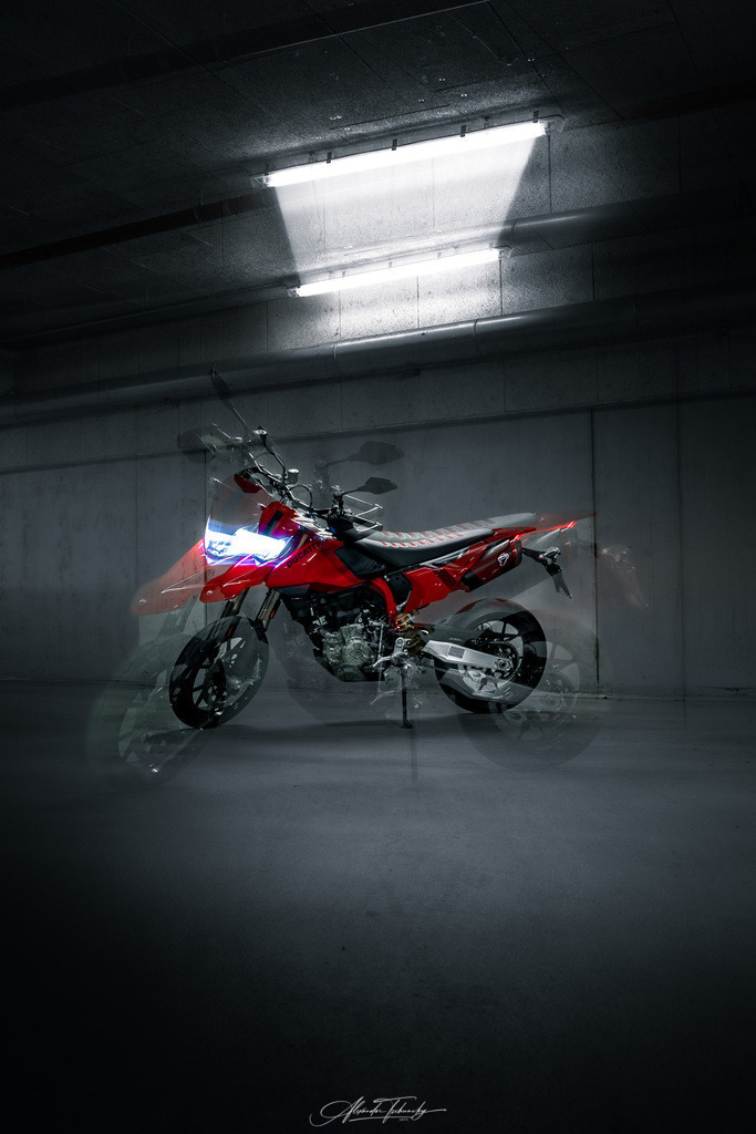 Hypermotard 698 Mono | Entdecken Sie die faszinierende Welt von Alexander Tschuncky Arts: Kreative Fotografie, atemberaubende Automobilkunst und hochwertiger Bilderdruck. Lassen Sie sich inspirieren! - Realisiert mit Pictrs.com