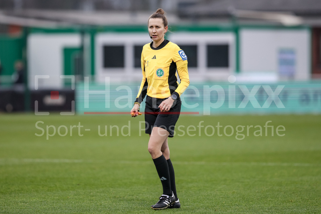 Fussball, Google Pixel Frauen-Bundesliga, SV Werder Bremen - SC Freiburg | v.li.: Schiedsrichterin Sina Diekmann, DIE DFB-RICHTLINIEN UNTERSAGEN JEGLICHE NUTZUNG VON FOTOS ALS SEQUENZBILDER UND/ODER VIDEOÄHNLICHE FOTOSTRECKEN. DFB REGULATIONS PROHIBIT ANY USE OF PHOTOGRAPHS AS IMAGE SEQUENCES AND/OR QUASI-VIDEO.