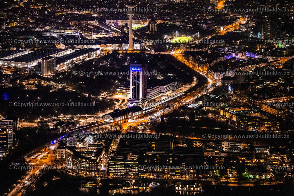 Hamburg_Dammtor_Bahnhof_CCH_Nachtaufnahme_ELS_6909060325 | HAMBURG 06.03.2025 Nacht- Lichter und Beleuchtung Congress Center (CCH) am Hochhaus- Gebäude der Hotelanlage Radisson Blu an der Marseiller Straße im Ortsteil Sankt Pauli in Hamburg, Deutschland. Weiterführende Informationen bei: Hamburg Messe und Congress GmbH,  LEONHARD WEISS GmbH & Co. KG,  Sprinkenhof GmbH,  Tim Hupe Archietekten,  agn Niederberghaus & Partner GmbH,  verbundhochdrei GmbH. // Night lighting congress Center ( CCH ) on High-rise building of the hotel complex Radisson Blu on Marseiller Strasse in the district Sankt Pauli in Hamburg, Germany. Further information at: Hamburg Messe und Congress GmbH,  LEONHARD WEISS GmbH & Co. KG,  Sprinkenhof GmbH,  Tim Hupe Archietekten,  agn Niederberghaus & Partner GmbH,  verbundhochdrei GmbH. Foto: Martin Elsen