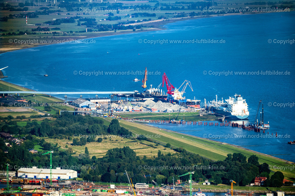Brunsbüttel_LNG_Terminal_ELS_4604280824 | BRUNSBüTTEL 28.08.2024 LNG Erdgas und Flüssiggas- Terminal und Entladekai und Hafenanlagen am Ufer des Flußverlaufes der Elbe in Brunsbüttel im Bundesland Schleswig-Holstein. Weiterführende Informationen bei: Brunsbüttel Ports GmbH. // LNG natural gas and liquid gas terminal and unloading quay and port facilities on the banks of the Elbe in Brunsbuettel in the state of Schleswig-Holstein. Further information at: Brunsbuettel Ports GmbH. Foto: Martin Elsen