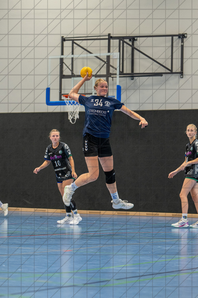 Saisonauftakt-Turnier TSG Burg Gretesch 25/26 | 1. Damen vs. HSG Werther/Borgholzhausen | Finja Schlegel (TSG Burg Gretesch #34) //  16.08.25: Saisonauftakt-Turnier TSG Burg Gretesch 25/26 | 1. Damen vs. HSG Werther/Borgholzhausen / Osnabrück / Deutschland  //   CREDIT:www.bullenfotos.de, Martin König, Hörner Weg 40, D-49078 Osnabrück, +4917663732967 // Nutzung und Weitergabe nur zu den vereinbarten Zwecken. Presseanfragen an Ersteller. Alle Rechte beim Ersteller. Honorierung nach MFM. - Realisiert mit Pictrs.com