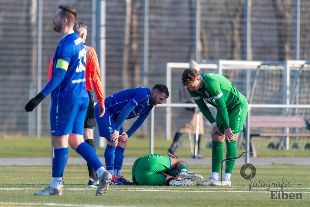 FC Rastede-Hansa Friesoythe | FC Rastede (blau)-Hansa Friesoythe (grün) am 09.02.2025 in Rastede (Sportanlage Kötterswegs), Photo: Philip Eiben 2025 - Realisiert mit Pictrs.com