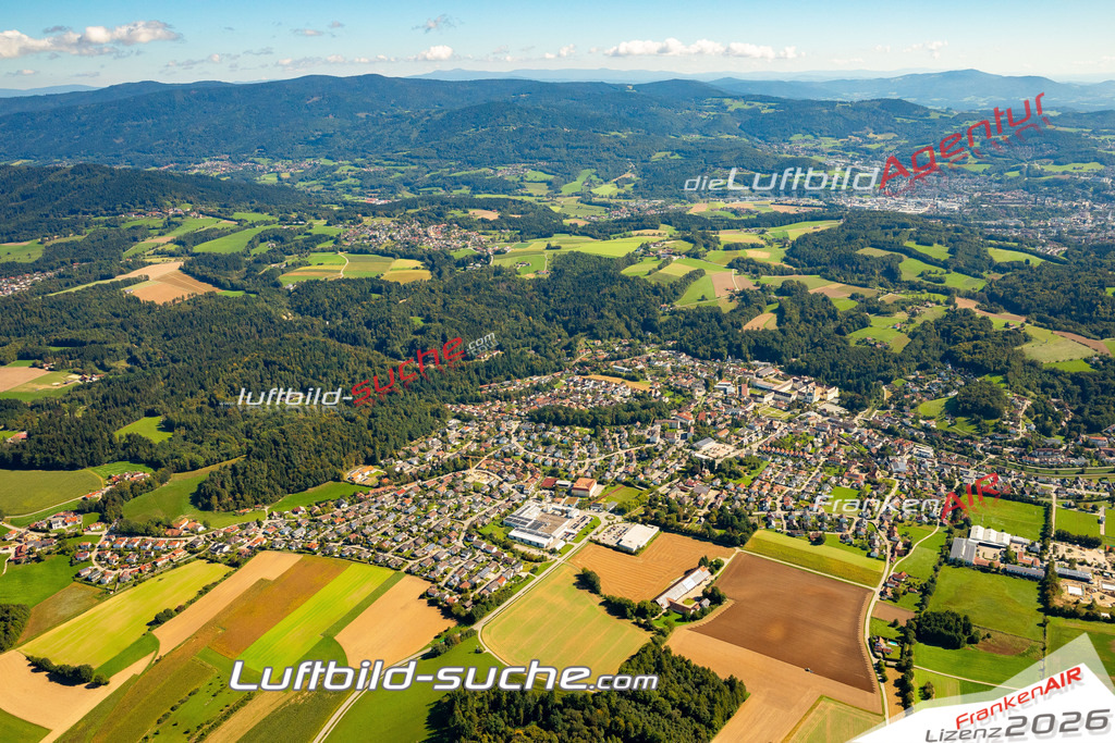 Das Luftbild zeigt : Untermettenwald Metten - Die Luftaufnahme wurde 2023 vom UL-Flugzeug aus erstellt ( keine Drohne ) - Hochauflösende Luftaufnahme - Für grossformatige Ausdrucke geeignet. Die Geschenkidee !Mit Lizenz und Bildrechte bestellbar