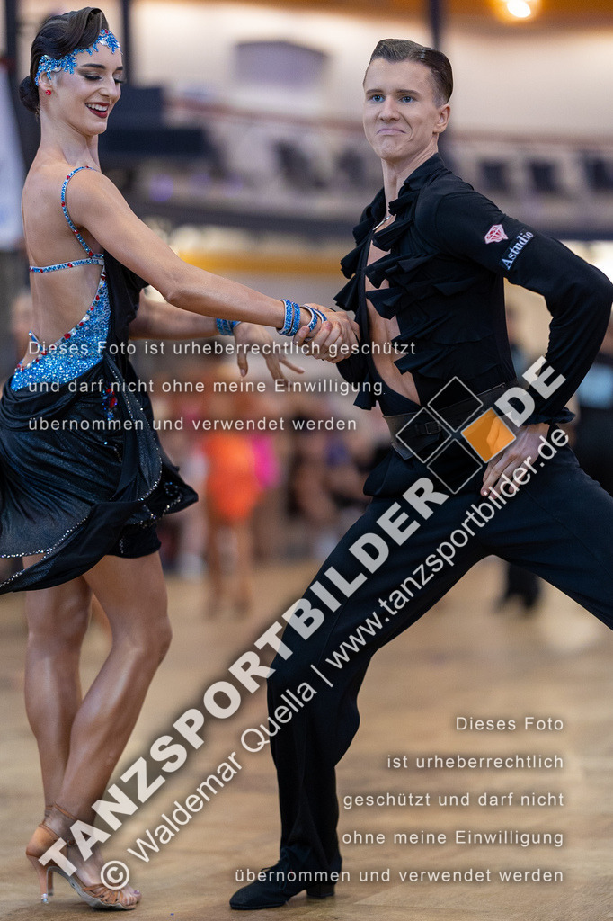 20230812-00866 | Hier finden Sie Tanz Bilder vom Latein und Standard Formationen tanzen. Sportbilder vom Tanzsport. Schöne Fotos und von Weltmeisterschaft, Europameisterschaft, Bundesliga, Regionalliga, Oberliga und Landesliga sowie von GOC Stuttgart, DanceComp, WM Bremen