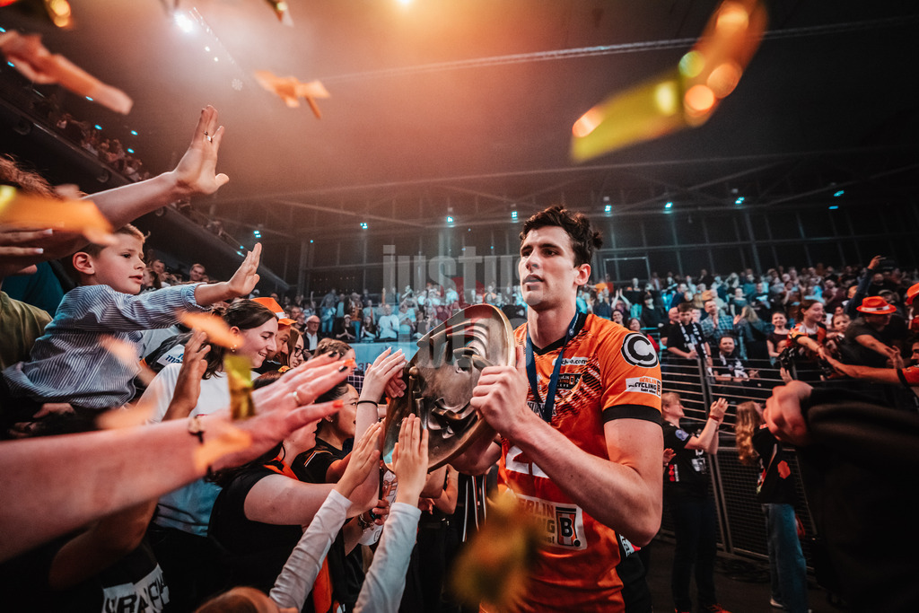 Volleyball | Herren | Saison 2024/2025 | 1. Volleyball Bundesliga Männer | Finale | BERLIN RECYCLING Volleys vs. SVG Lüneburg | 03.05.2025 | Jake Hanes (#22, Berlin Recycling Volleys) mit der Meisterschaftstrophäe