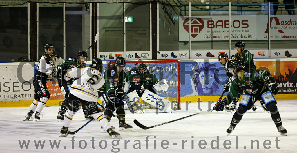 2022-09-23_056_TSV_Erding_gegen_EV_Fuessen | Erding, Deutschland, 23.09.2022:
Eishockey, Bayernliga 2022 / 2023, Testspiel, TSV Erding gegen EV Füssen, Endergebnis: 1:3

Ondrej Zelenka (EV Füssen, #6), Marius von Friderici-Steinmann (Erding Gladiators, #92), Torwart Christoph Schedlbauer (Erding Gladiators, #31), Paul Wallek (Erding Gladiators, #44)

Foto: Christian Riedel / fotografie-riedel.net