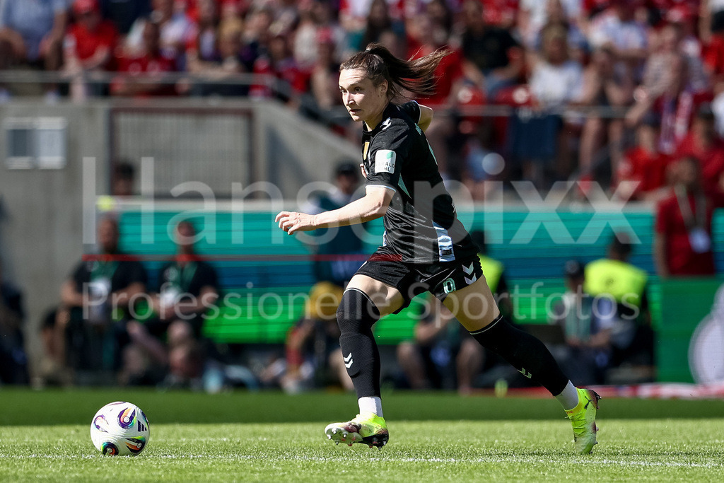 Fussball, DFB-Pokal Finale Frauen, FC Bayern München - SV Werder Bremen | Sophie Weidauer (SV Werder Bremen, 9) am Ball, Freisteller, Einzelbild, Ganzkörper, Aktion, Action, Spielszene, DIE DFB-RICHTLINIEN UNTERSAGEN JEGLICHE NUTZUNG VON FOTOS ALS SEQUENZBILDER UND/ODER VIDEOÄHNLICHE FOTOSTRECKEN. DFB REGULATIONS PROHIBIT ANY USE OF PHOTOGRAPHS AS IMAGE SEQUENCES AND/OR QUASI-VIDEO.