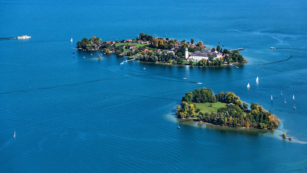 dr__0038877.jpg | CHIEMSEE 11.10.2019 Fraueninsel und Krautinsel in Chiemsee im Bundesland Bayern, Deutschland mit der Abtei der Benediktinerinnen Frauenwörth. // Fraueninsel in the Chiemsee in the state of Bavaria, Germany with the abbey of the Benedictine women Frauenwoerth. Foto: Daniel Reiter