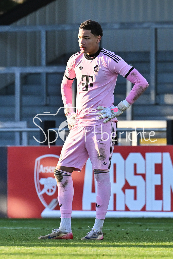 Arsenal London U19 - FC Bayern München U19 | BOREHAMWOOD, ENGLAND - 26. NOVEMBER: Im Bild Leonard PRESCOTT (FC Bayern München U19 1) / Einzelfoto / Freisteller beim Ligaspiel zwischen der U19 von Arsenal London und der U19 des FC Bayern München am 5. Spieltag der UEFA Youth League im Meadow Park am 26.11.2025