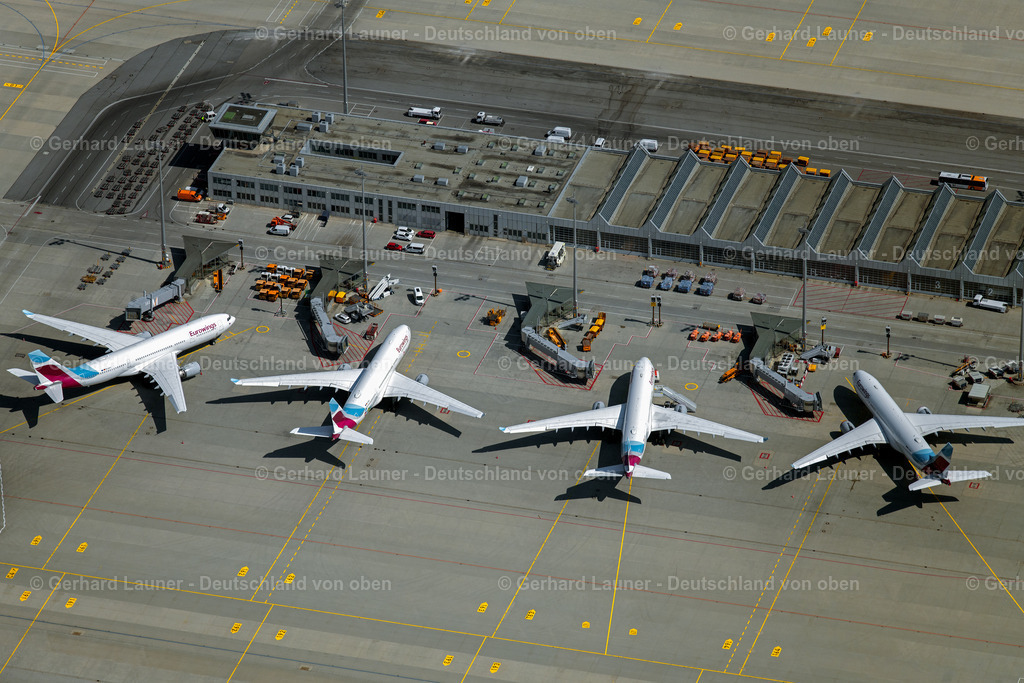4021157 | MüNCHEN-FLUGHAFEN 08.04.2020 Passagierflugzeuge krisenbedingt stillgelegt auf der Parkpositionen und Abstellfläche auf dem Flughafen in München im Bundesland Bayern, Deutschland. // Passenger aircraft decommissioned due to the crisis on the parking positions and parking space at the airport in Munich in the state Bavaria, Germany. Foto: Gerhard Launer