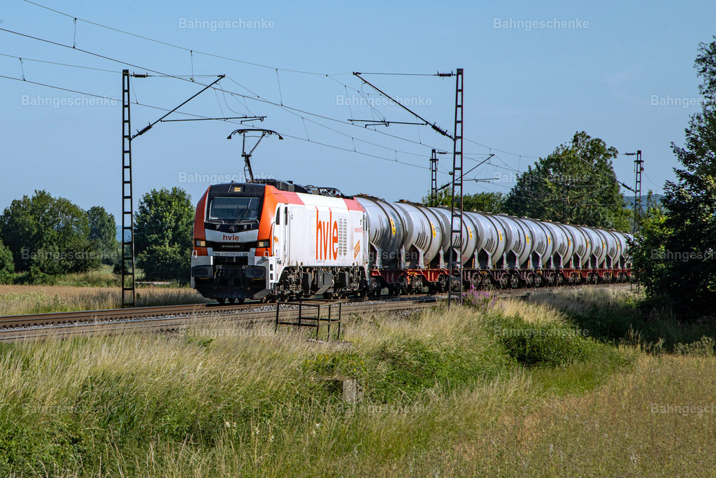 HVLE159246Elze1p250624 | Stöbern Sie durch einzigartige Aufnahmen und finden die perfekte Aufnahme für jeden Eisenbahnentheusiast! Stellen Sie sich aus einer Reihe von Möglichkeiten wie der Druck auf Leinwände, Fotoposter, Kalender oder Magnetfotos Ihr Geschenk zusammen - Realisiert mit Pictrs.com