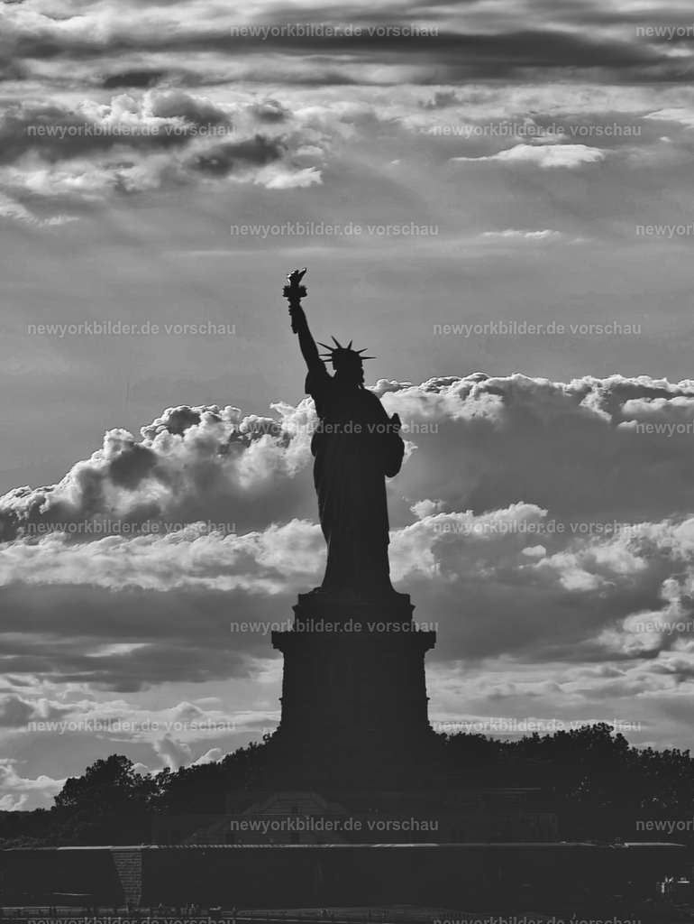 Hello Lady Liberty - Die New York Freiheitsstatue in schwarz/weiß | Die Freiheitsstatue "Lady Liberty", ein Pflichtbesuch beim ersten mal New York, ob direkt mit einer Tour, oder einfach nur mal vorbeifahren , via der kostenlosen "orangenen" Staten Island Ferry. Einen Blick drauf werfen, solltet ihr immer. Hier in schwarz/weiß an einem schönen Tag, wo die Sonnen durch die Wolken bricht und ein tolles Licht auf Lady Liberty geworfen hatt 