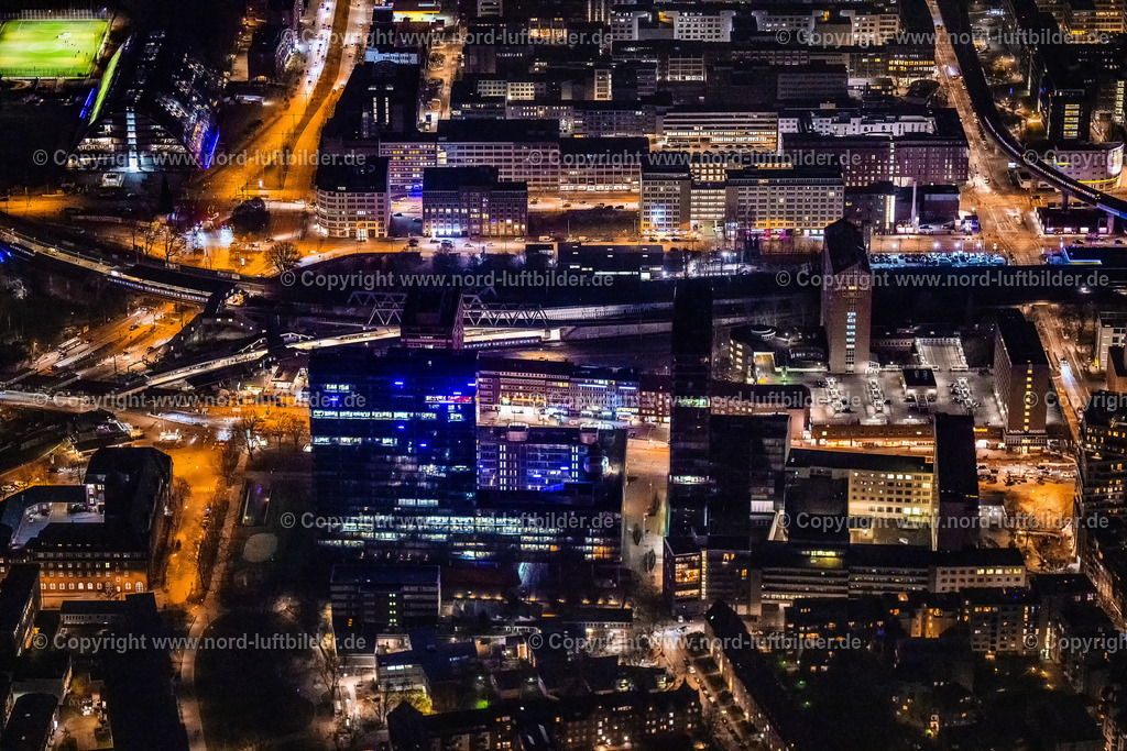 Hamburg_Hammerbrook_Nachtaufnahme_ELS_6528060325 | HAMBURG 06.03.2025 Nacht- Lichter und Beleuchtung Büro- und Unternehmensverwaltungs Hochhaus- Gebäude " Kallmorgen - Tower " Beim Strohhause im Ortsteil Sankt Georg in Hamburg, Deutschland. Weiterführende Informationen bei: Commerzbank Aktiengesellschaft,  IBM Deutschland GmbH,  QUEST Management GmbH,  Siemens Gamesa Renewable Energy S.A.. // Night lighting office and corporate management high-rise building Beim Strohhause in the district Sankt Georg in Hamburg, Germany. Further information at: Commerzbank Aktiengesellschaft,  IBM Deutschland GmbH,  QUEST Management GmbH,  Siemens Gamesa Renewable Energy S.A.. Foto: Martin Elsen