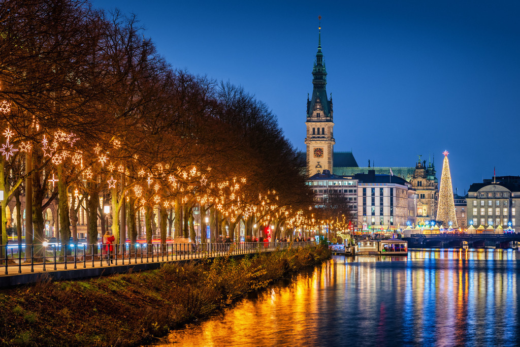10251205 - Hamburger Weihnachtsllichter | Blick auf den weihnachtlichen Ballindamm und das Hamburger Rathaus.