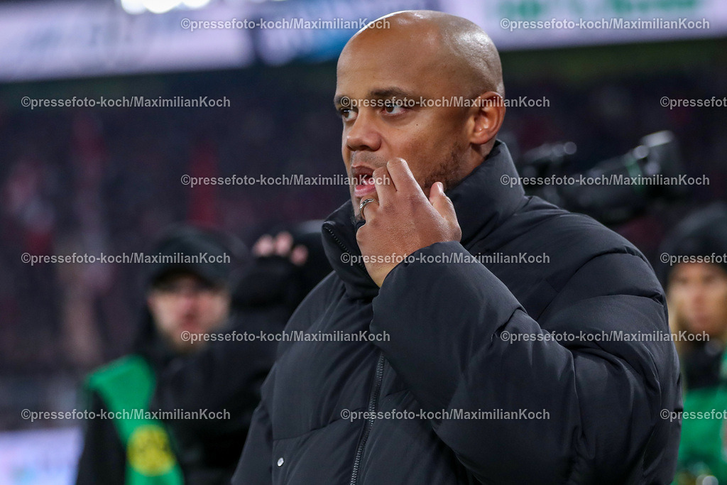 BVB30112401016 | 30.11.2024, Borussia Dortmund - FC Bayern München, 1. Fußball Bundesliga, 12. Spieltag, Signal Iduna Park, Saison 2024 2025: Trainer Vincent Kompany (Cheftrainer Bayern)DFB regulations prohibit any use of photographs as image sequences and or quasi-video.