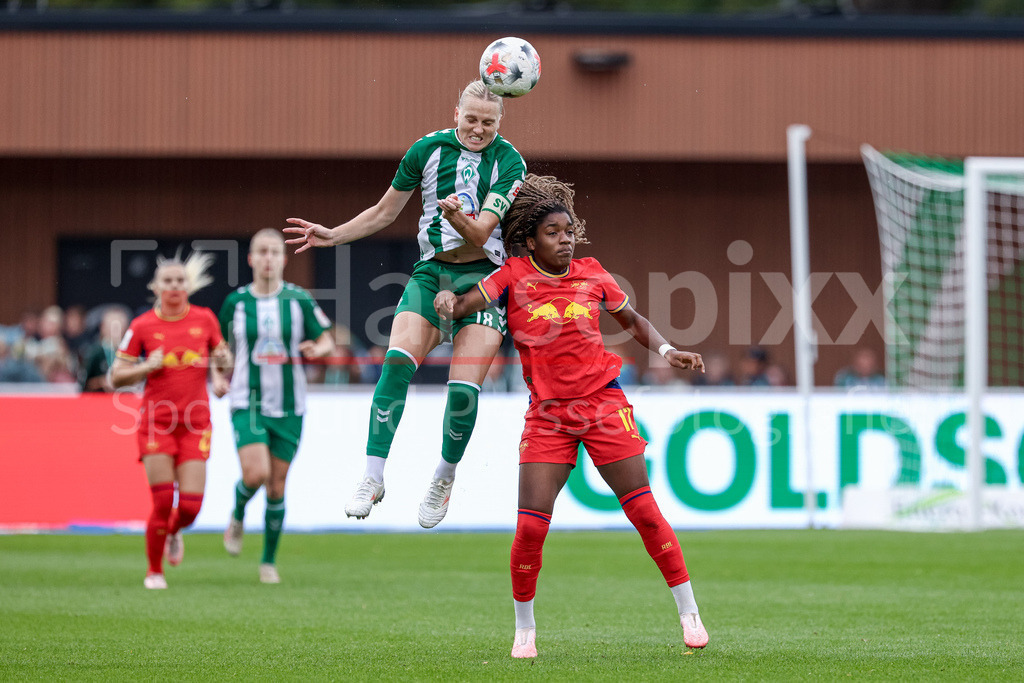 Fussball, Google Pixel Frauen-Bundesliga, SV Werder Bremen - RB Leipzig | v.li.: Lina Hausicke (SV Werder Bremen, 18) und Delice Boboy (RB Leipzig, 17) im Kopfballduell, Kopfball, Zweikampf, Action, Aktion, Spielszene, DIE DFB-RICHTLINIEN UNTERSAGEN JEGLICHE NUTZUNG VON FOTOS ALS SEQUENZBILDER UND/ODER VIDEOÄHNLICHE FOTOSTRECKEN. DFB REGULATIONS PROHIBIT ANY USE OF PHOTOGRAPHS AS IMAGE SEQUENCES AND/OR QUASI-VIDEO.