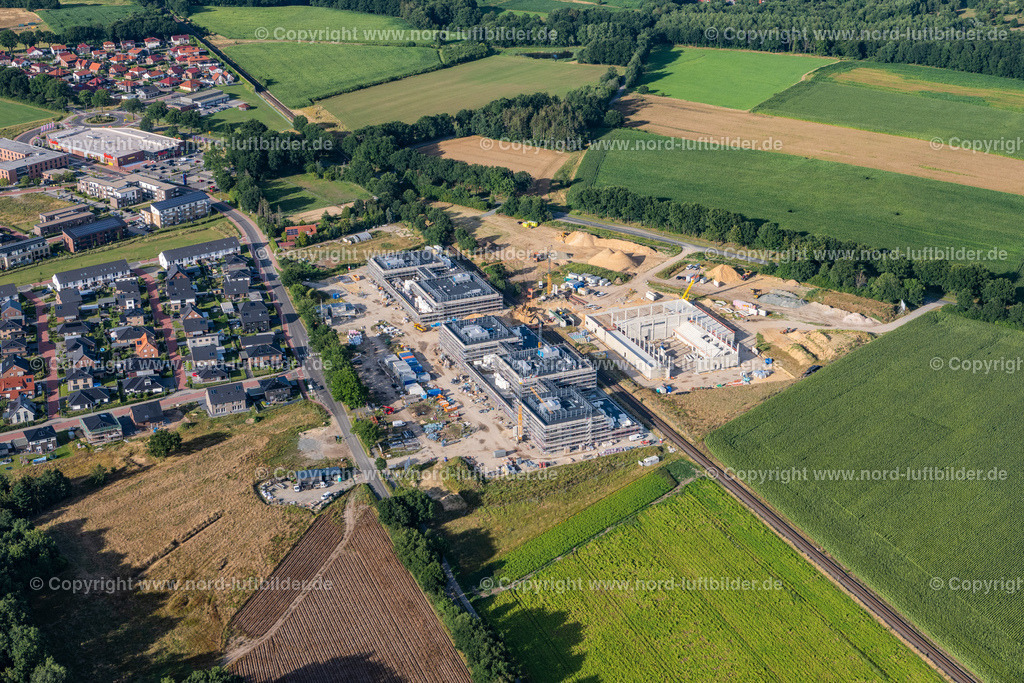 Stade_Riensförde_Bildungscampus_Baustelle_ELS_3737010822 | STADE 01.08.2022 Baustelle zum Neubau des Gebäudekomplexes des Weiterbildungs- und Bildungszentrums im Ortsteil Riensförde in Stade im Bundesland Niedersachsen, Deutschland. Weiterführende Informationen bei: Claudia Blaurock  Landschaftsarchitektur,  GOLDBECK GmbH,  gmp International GmbH. // Construction site for the new building complex of the education and training center in the district Riensfoerde in Stade in the state Lower Saxony, Germany. Further information at: Claudia Blaurock  Landschaftsarchitektur,  GOLDBECK GmbH,  gmp International GmbH. Foto: Martin Elsen