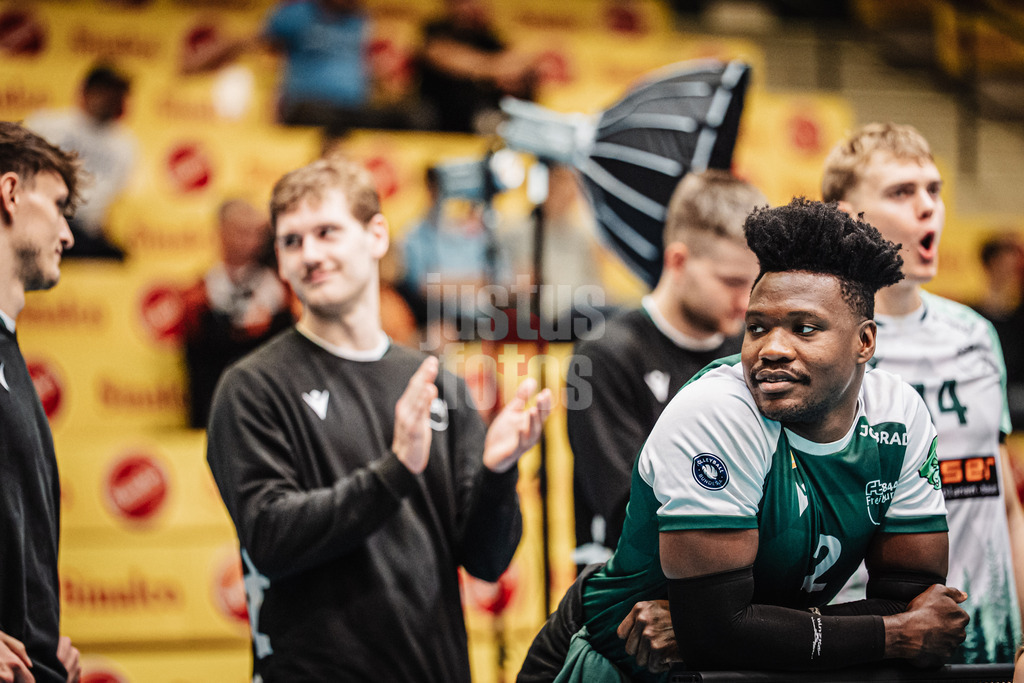 Volleyball | Herren | Saison 2025/2026 | Volleyball Ligacup | FT 1844 Freiburg vs. Helios GRIZZLYS Giesen | 12.10.2024 | Timothy McIntosh (#2, FT 1844 Freiburg) schaut von der Bank aus zu